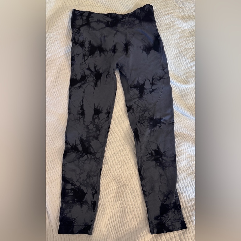 Grey Tie-Dye Butt Scrunch Leggings, size large